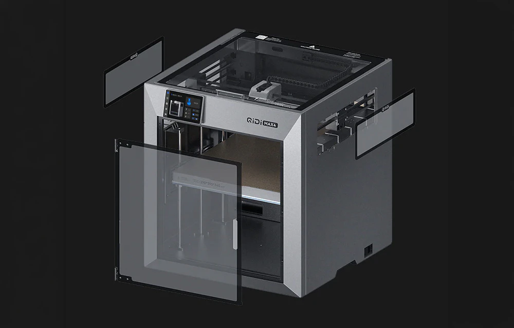 Imprimantă 3D închisă cu carcasă transparentă și modul extern conectat printr-un cablu.