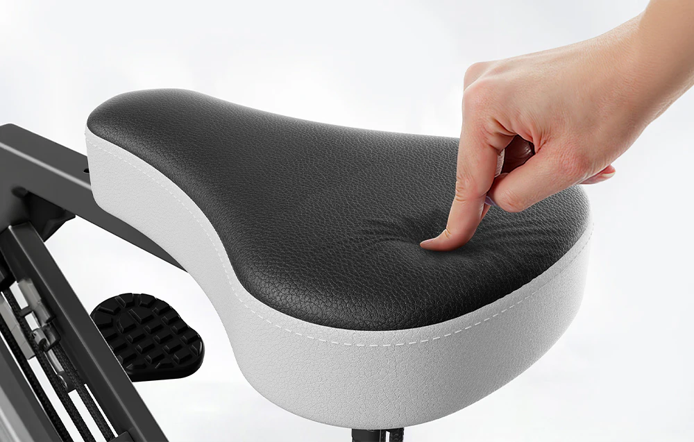 Detaliu al scaunului moale și ergonomic al aparatului de genuflexiuni Merach.