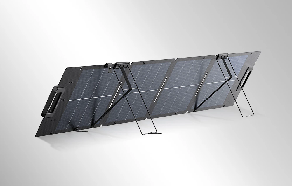 Panou fotovoltaic pe fundal gri