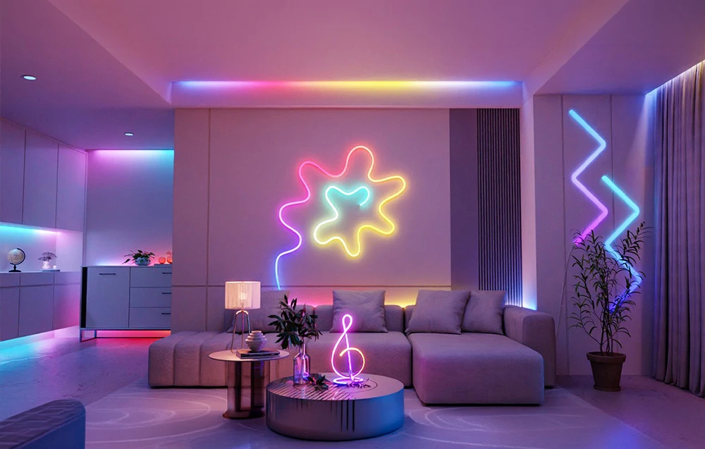 Un living mare și luminos, cu benzi LED colorate montate pe pereți, sub mobilier și pe măsuța de cafea
