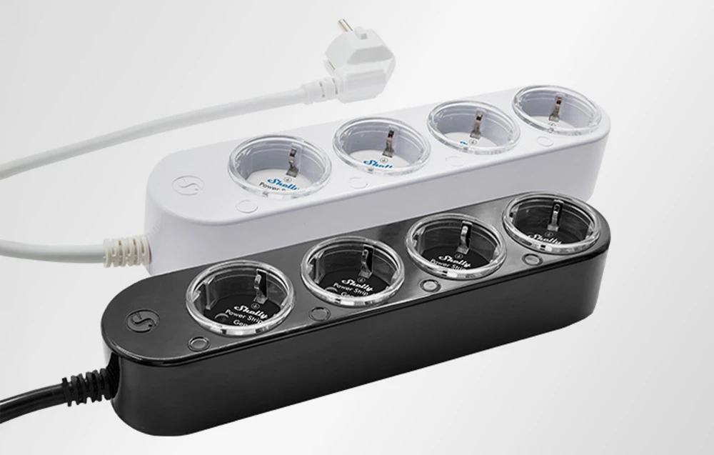 Două benzi de alimentare Shelly Power Strip 4 - una albă, cealaltă neagră - cu patru ieșiri și butoane rotunde