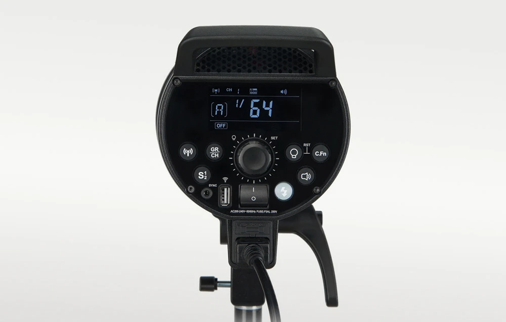 Detaliu al panoului de control al blițului Godox DP600III-V, cu ecranul LCD afișând o setare a puterii blițului de 1/64