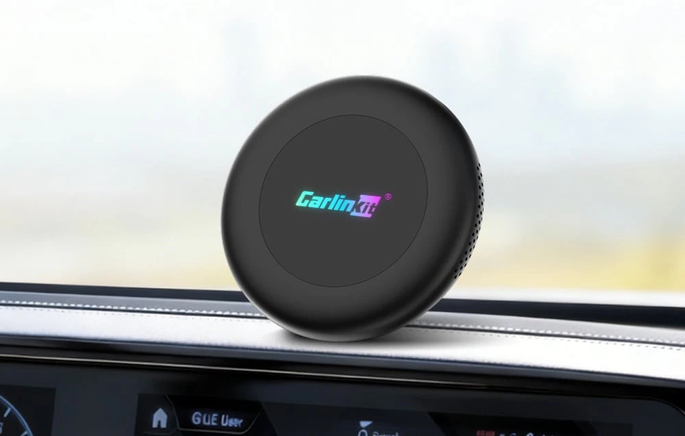 Adaptor Carlinkit negru montat pe tabloul de bord al mașinii