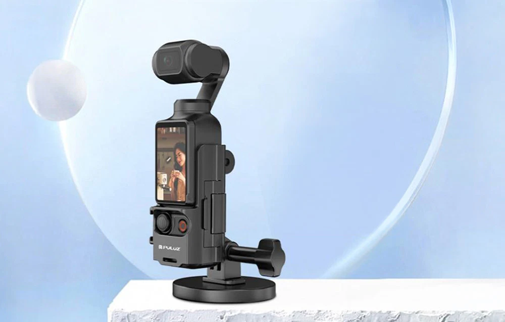 Suport magnetic Puluz negru cu o cameră DJI Osmo Pocket 3 atașată, așezat pe o platformă albă pe un fundal deschis