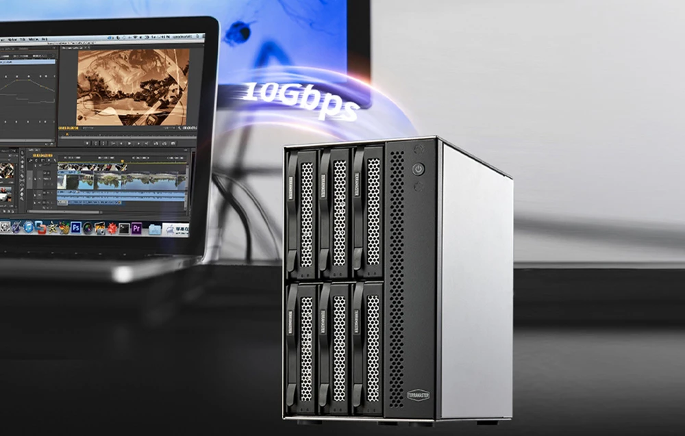 Carcasă de stocare cu șase compartimente lângă un laptop cu o etichetă care indică transferul de date de 10 Gb/s