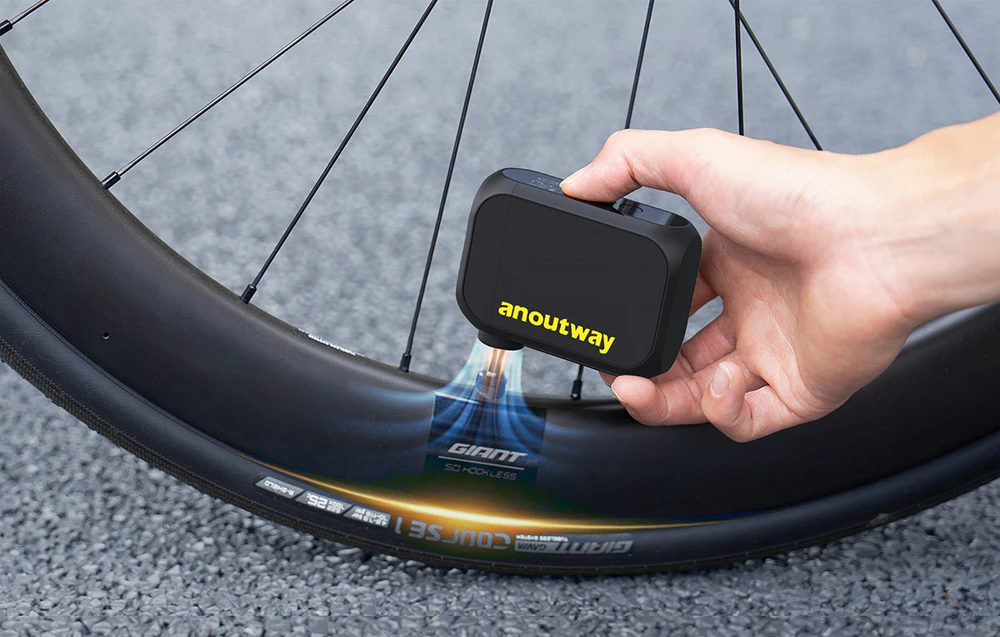 O pompă de bicicletă aplicată direct pe supapa anvelopei.