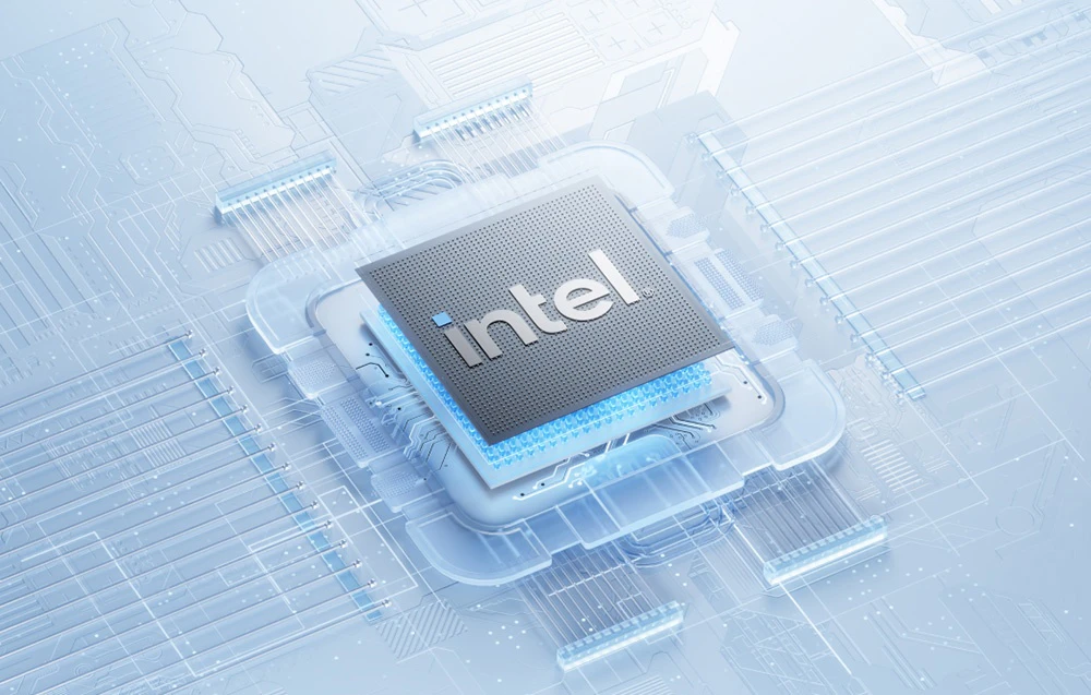 Procesor Intel montat pe o placă de circuit albastră cu trasee de semnal vizibile