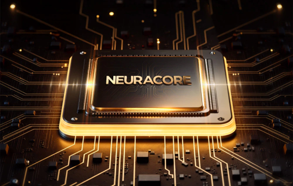 Circuit integrat cu inscripția NEURACORE care simbolizează tehnologia de procesare a sunetului.
