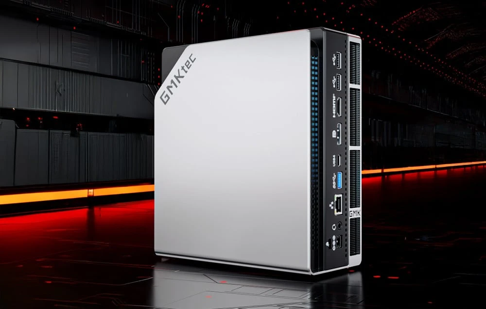 Computer GMKtec gri pe fundal negru.