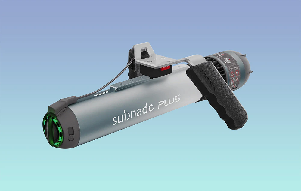 Scooter subacvatic Waydoo Subnado Plus pe un fundal albastru înclinat