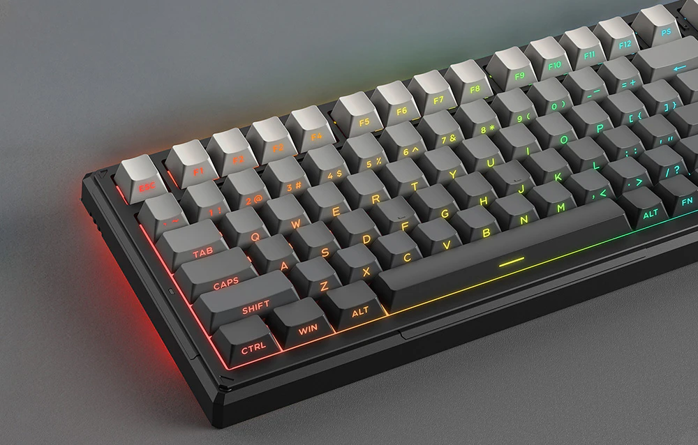 Tastatură neagră cu iluminare colorată pe o masă gri