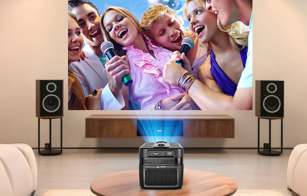 Proiectorul afișează o imagine cu un grup de oameni care cântă karaoke într-un living dotat cu un sistem audio profesional