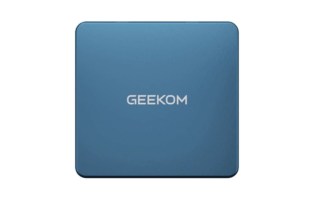 Vedere de sus a carcasei mini PC-ului albastru, cu logo-ul argintiu „GEEKOM” centrat în partea de sus