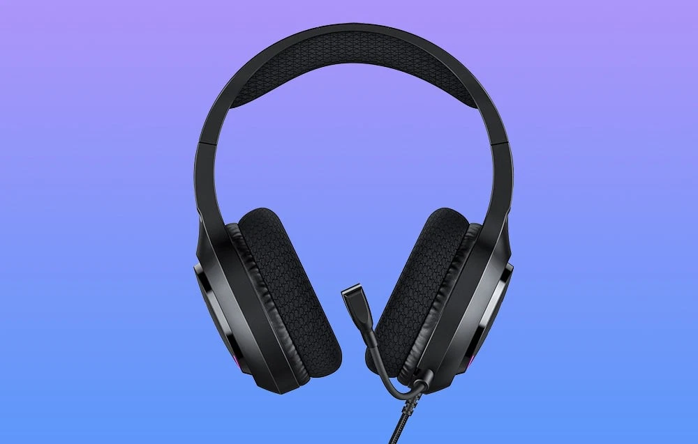 Căști de gaming negre cu microfon văzute din față pe un fundal gradient violet-albastru