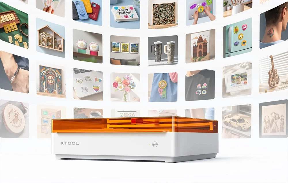 Un plotter laser xTool alb cu capac portocaliu, pe fundalul unui perete curbat care prezintă idei de proiecte DIY și de artizanat
