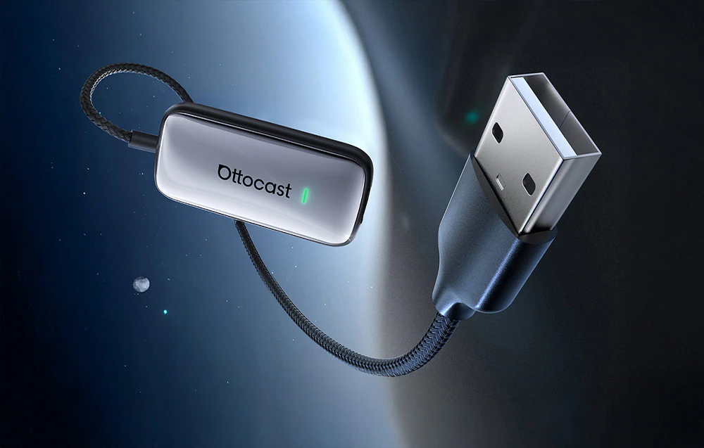 Adaptor Ottocast cu mufă USB pe un fundal întunecat cu efect de lumină