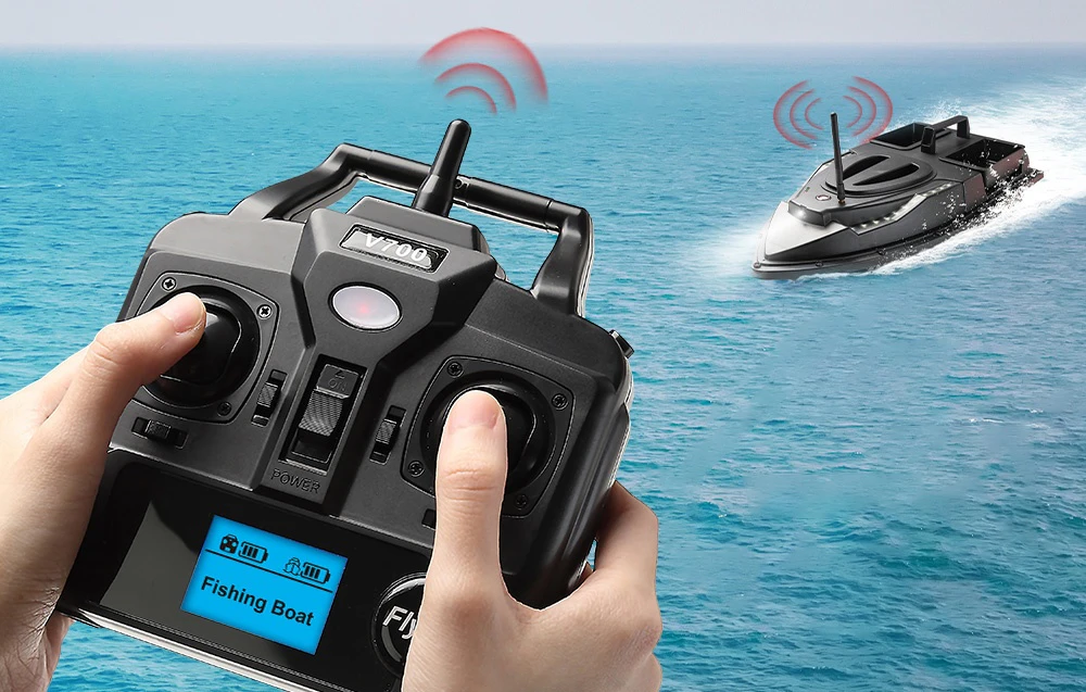 Mâini ținând o telecomandă RC cu afișajul „Fishing Boat”, controlând barca de momeală pe un lac cu valuri roșii
