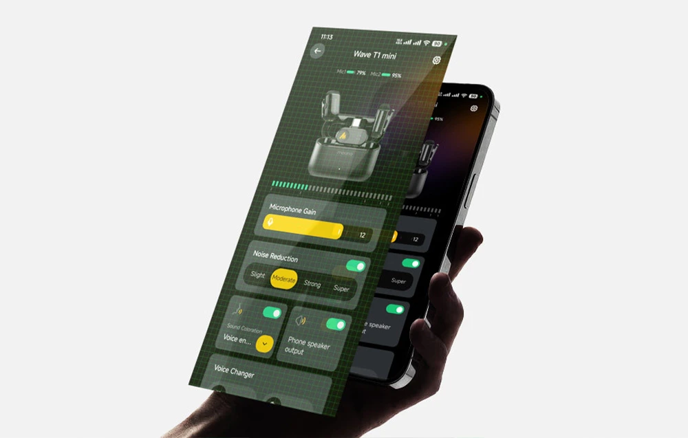 persoană care ține în mână un smartphone pe care este afișată interfața aplicației Maono Link