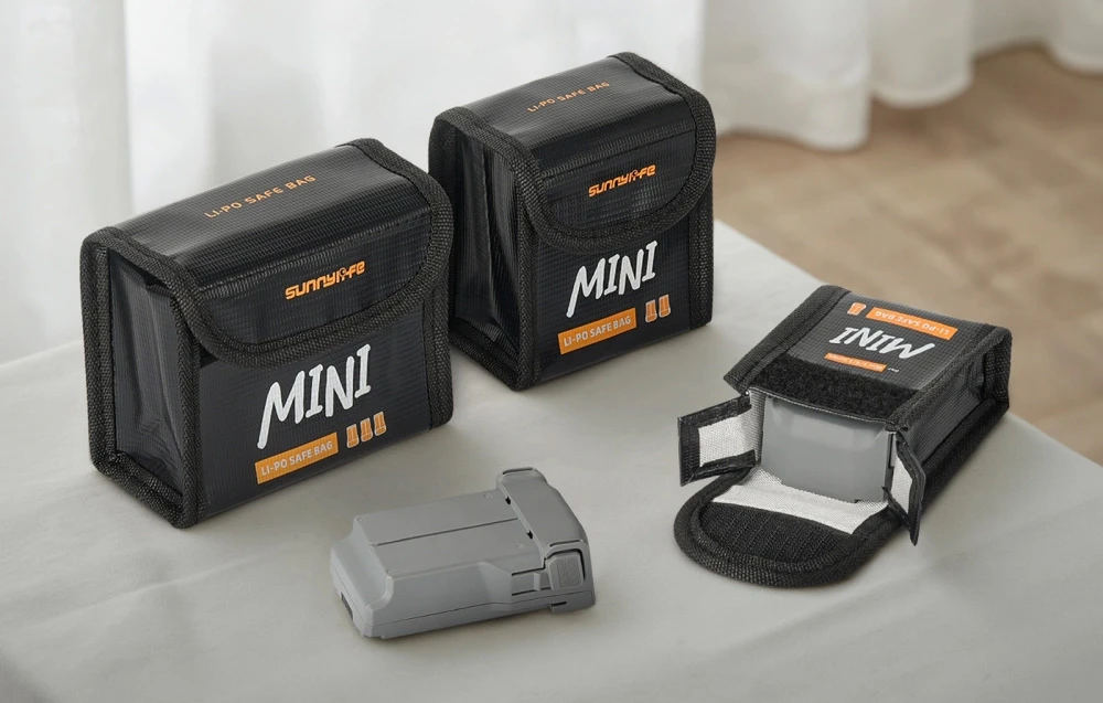 3 carcase de baterii Sunnylife se află pe o masă gri
