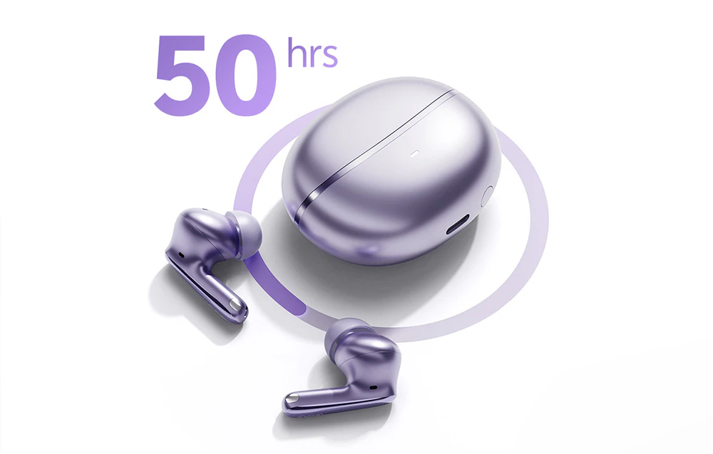 Căști violete lângă o cutie de încărcare cu „50 ore” pe un fundal alb