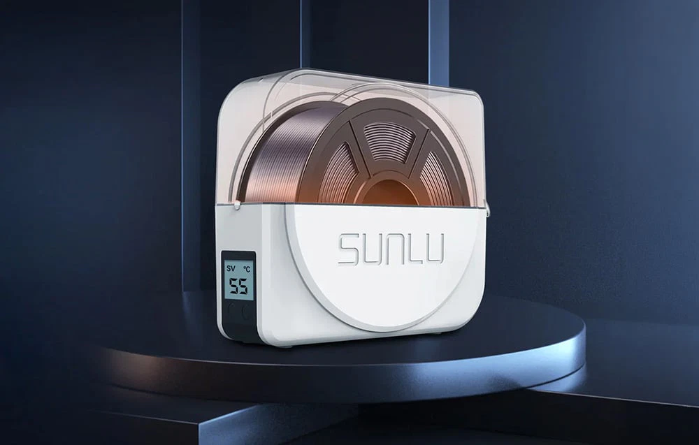 Uscător de filament SUNLU S1 Plus pe o bază retroiluminată