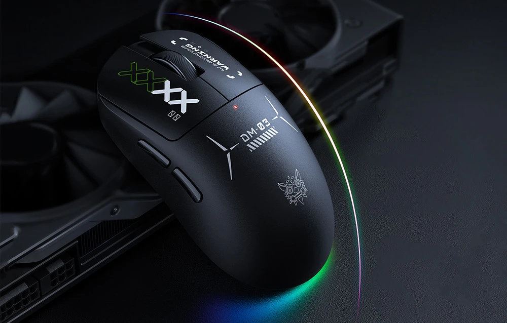 Prim-plan al unui mouse de computer Onikuma negru cu iluminare din spate