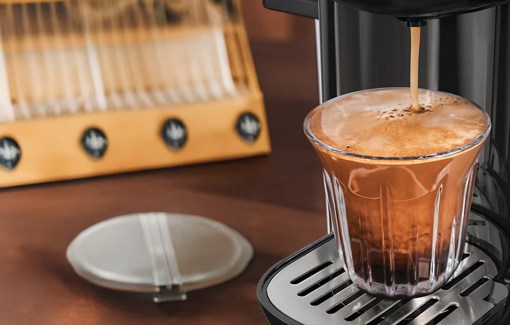 Detaliu al procesului de extragere a cafelei cu spumă cremoasă densă.