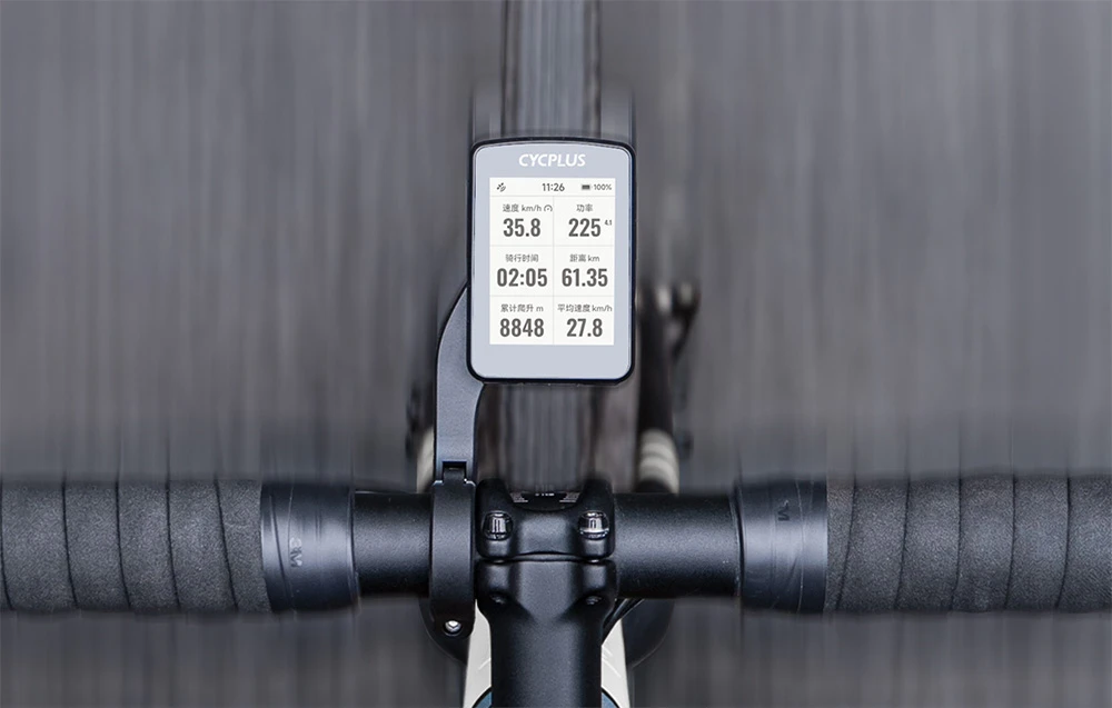 Computerul de bicicletă Cycplus afișând parametrii de mers, montat pe ghidonul unei biciclete de șosea (vedere de sus)