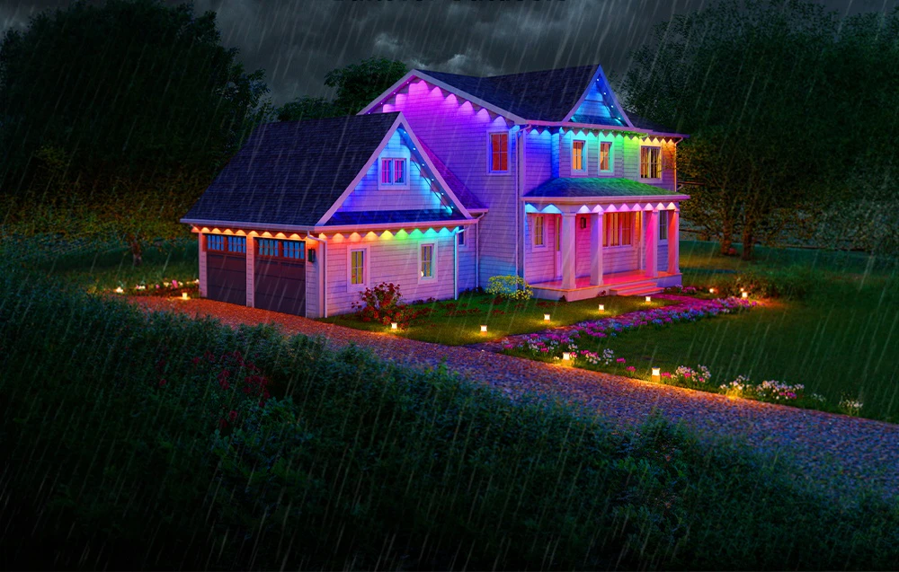Casă iluminată de lumini colorate în timpul ploii