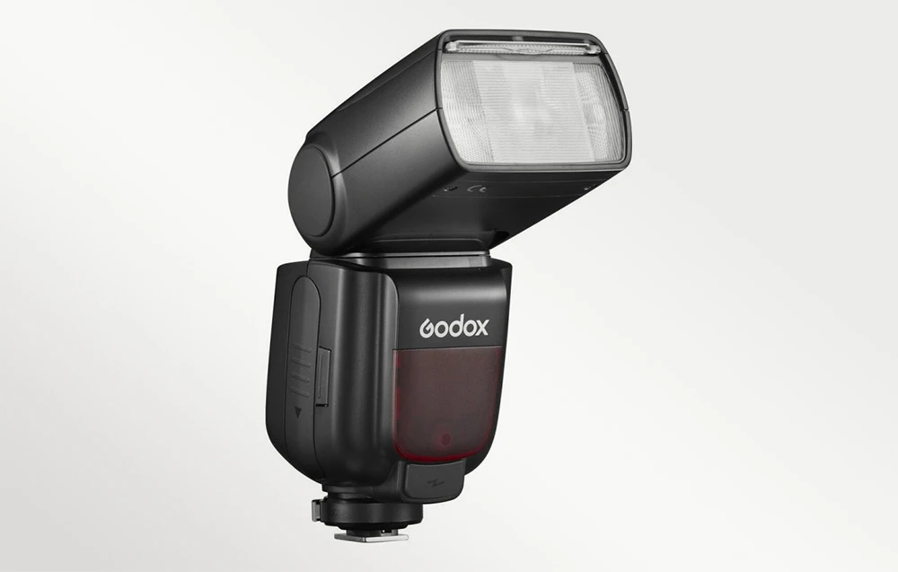 Blițul Godox TT685II negru, cu capul ușor înclinat în sus și orientat lateral