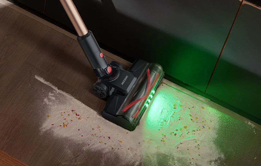 Peria electrică a aspiratorului Proscenic, prevăzută cu un LED verde, curățând făina și resturile de pe podea