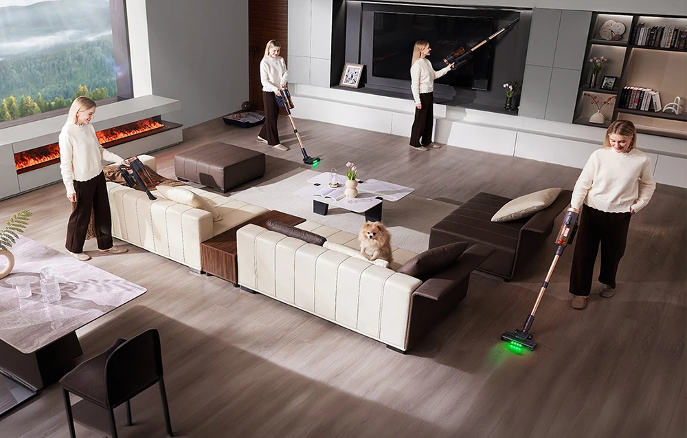 O femeie care demonstrează diverse utilizări ale aspiratorului vertical fără fir Proscenic într-un living spațios