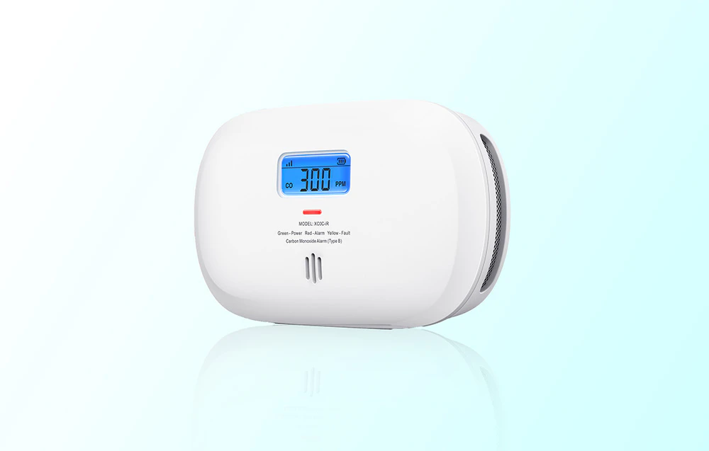 Detector de monoxid de carbon cu afișaj LCD care arată concentrația de CO la 300 PPM