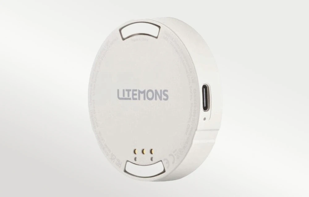 Partea din spate a lămpii magnetice albe Godox, care prezintă logo-ul mărcii, un port USB-C și contactele de încărcare