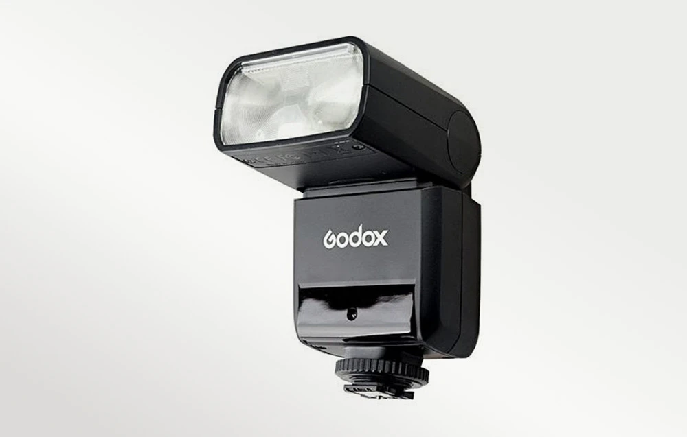Blițul Godox TT350 fără suport, vedere laterală din față, capul blițului orientat în sus, logo-ul Godox vizibil