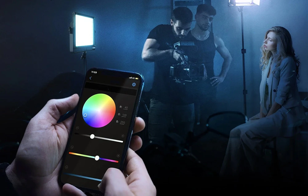 Un smartphone cu o aplicație pentru schimbarea culorilor pe roata de culori într-un set foto cu un model și un fotograf.