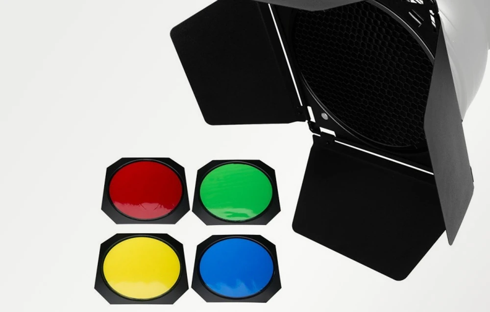 Reflector fotografic negru cu aripi, o grilă de modificare a luminii și patru filtre colorate.