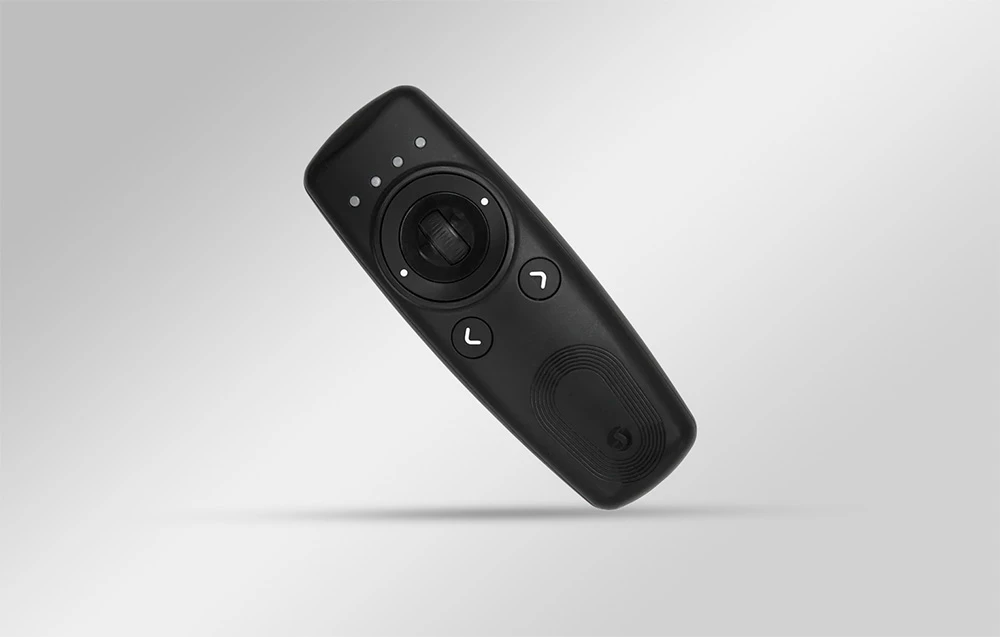 Telecomandă Shelly BLU neagră pe un fundal gri