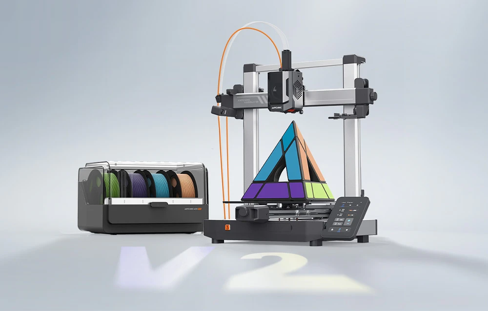 Imprimantă Anycubic Kobra 3 V2, lângă care stă modulul ACE Pro.