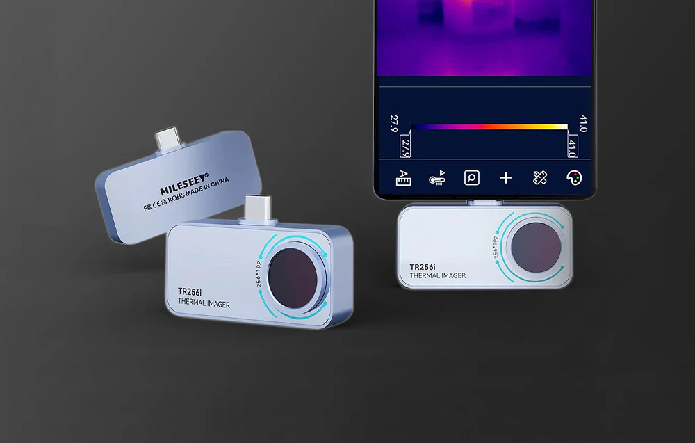 Trei imagini ale unei camere mici de termoviziune din unghiuri diferite; un dispozitiv este conectat la un telefon.