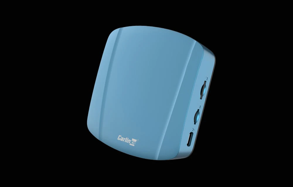 Adaptor wireless Carlinkit TBOX ULTRA în albastru, văzut dintr-un unghi, pe un fundal negru.