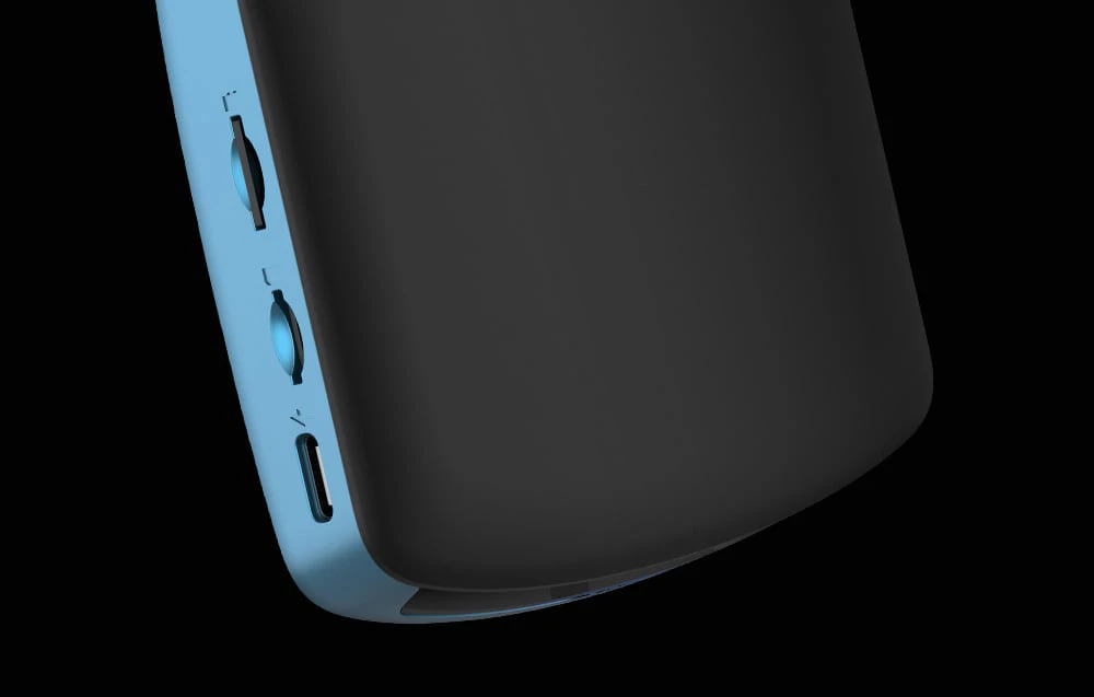 Partea din spate a adaptorului wireless Carlinkit TBOX ULTRA pe un fundal negru.