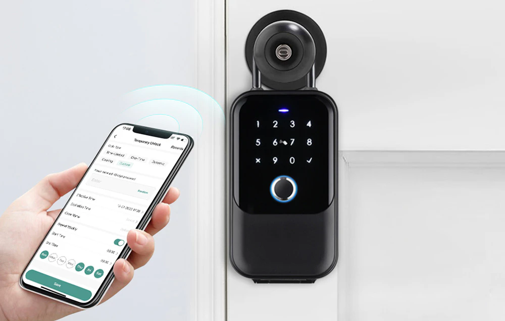 Cache inteligent pentru amprente digitale pe ușa albă, lângă smartphone-ul ținut în mână