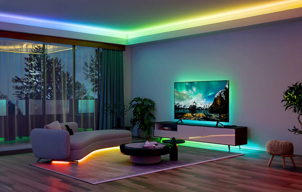 Camera de zi cu canapea, măsuță de cafea și dulap TV iluminate cu benzi LED colorate