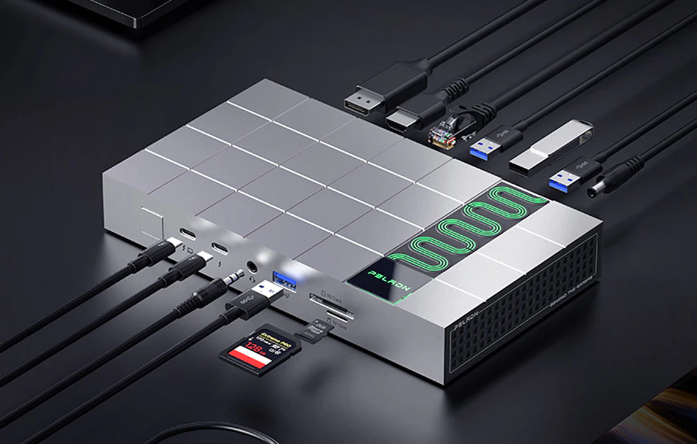 O stație de andocare Peladn gri cu numeroase sloturi de expansiune vizibile. Grafica ilustrează conectarea diverselor tipuri de cabluri (inclusiv USB, HDMI, DisplayPort și o mufă de 3,5 mm), precum și introducerea cardurilor de memorie SD și TF.