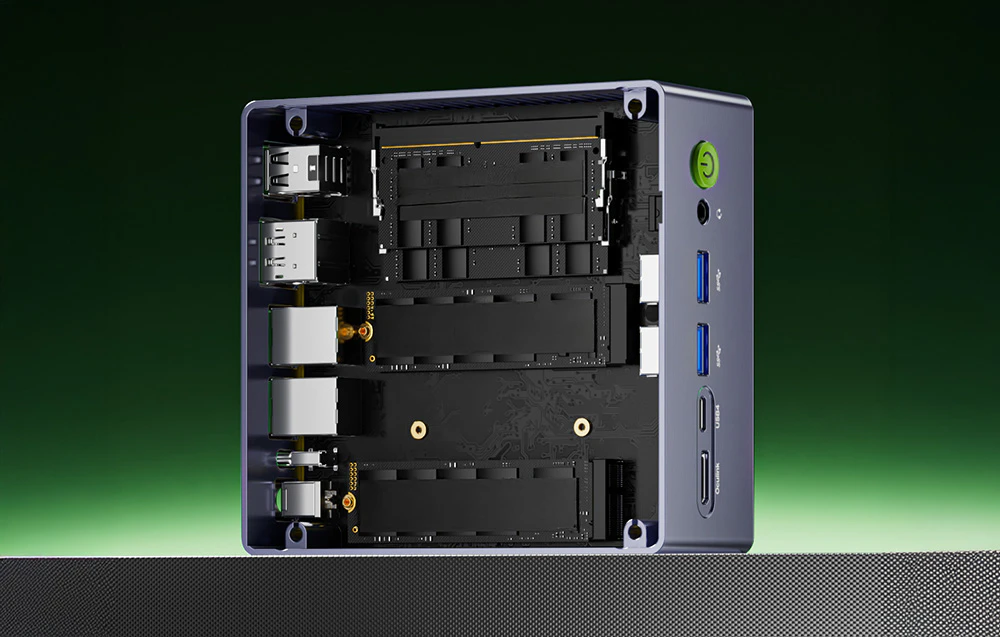 Interiorul mini PC-ului cu sloturi RAM vizibile și două sloturi SSD M.2.