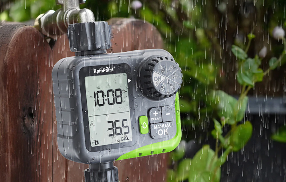 Controler de irigare RainPoint în timpul ploii; picăturile de apă vizibile evidențiază rezistența la apă a dispozitivului