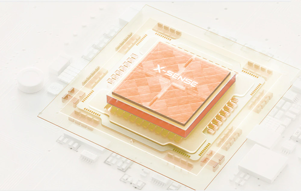 Detaliu al unui microprocesor modern cu logo-ul X-Sense montat pe placa de circuit electronic