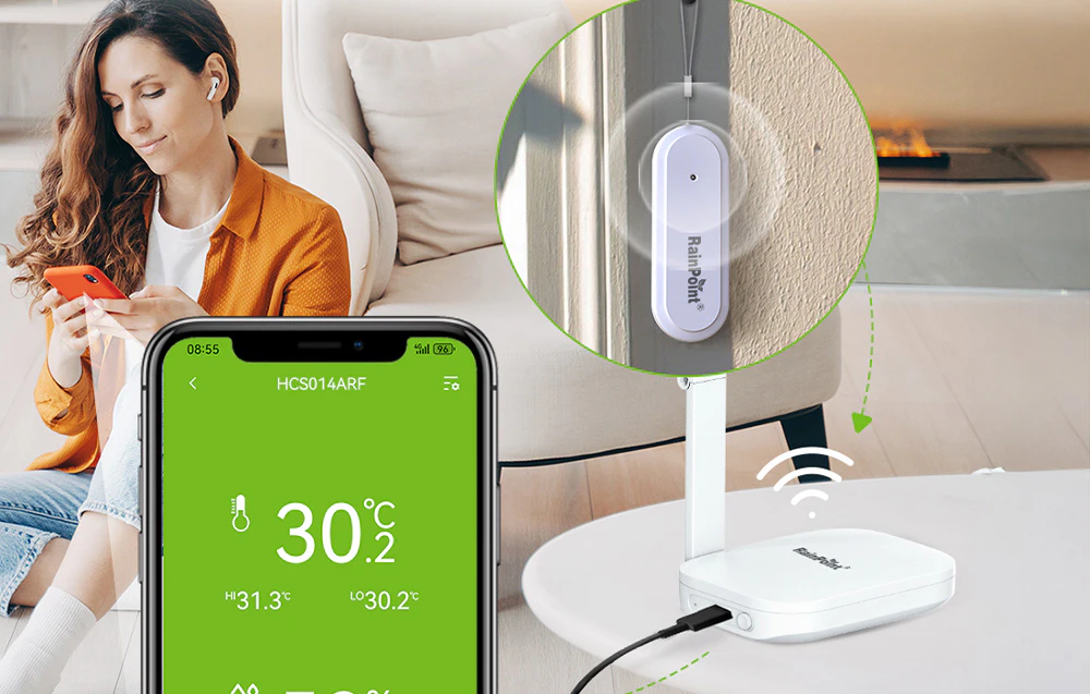 O femeie folosește un smartphone cu aplicația RainPoint în sufragerie, unde sunt vizibile stația de bază și o imagine a senzorului pe perete