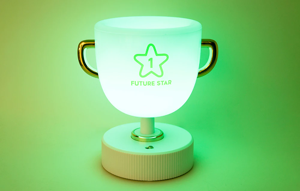 Lumină verde emisă de lampa de noapte SuperFire W-006 Champion Light.